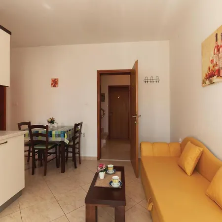 アパート One-bedroom In Ražanac